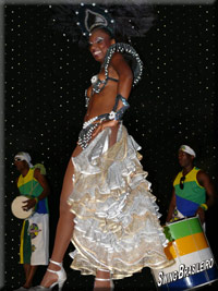 percussionnistes accompagnant une danseuse brésilienne
